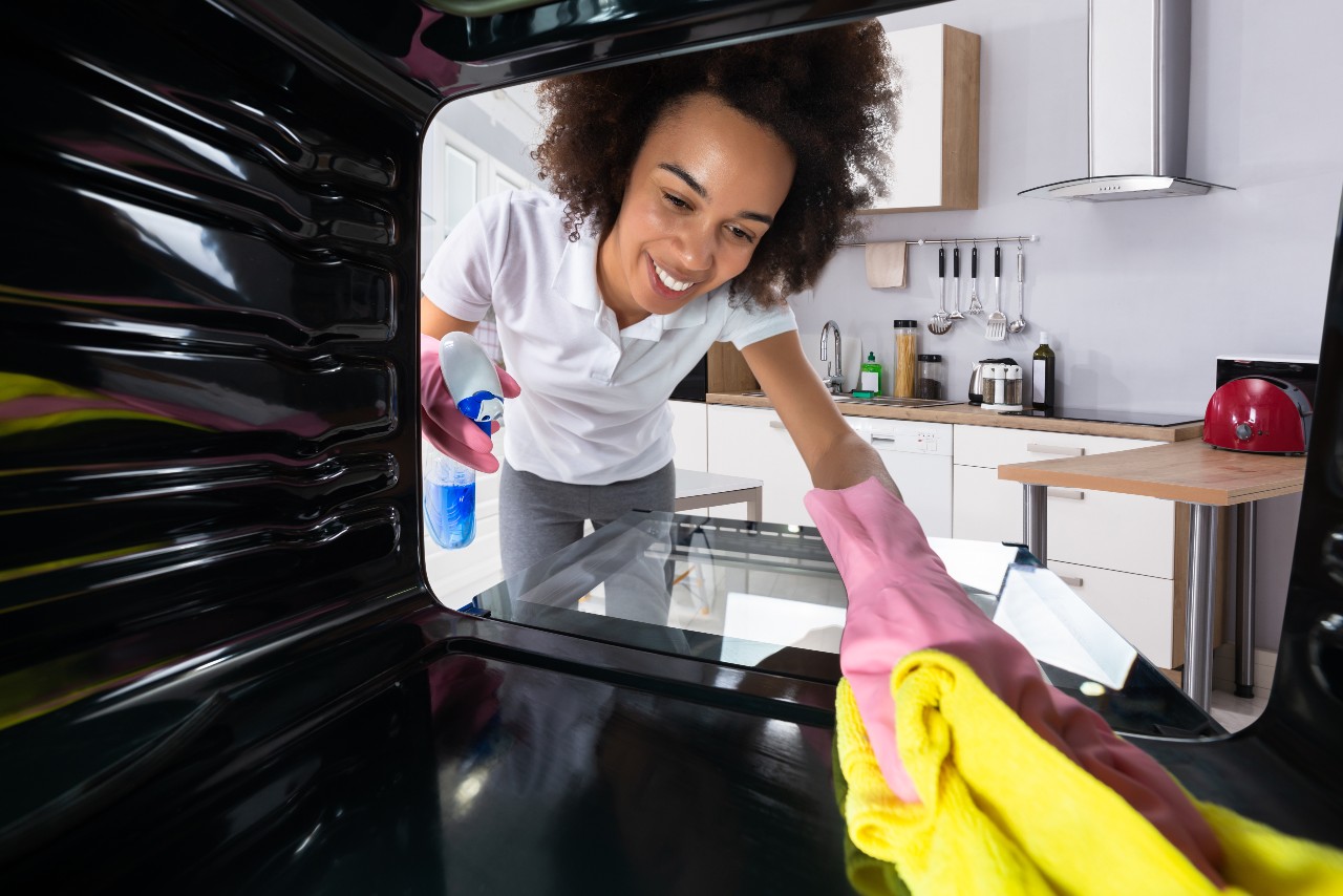 How to do a proper oven cleaning at home-Merci-Cleaning-London-1