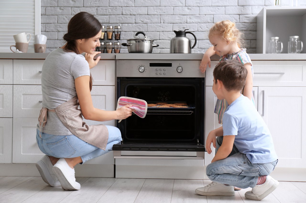 How to do a proper oven cleaning at home-Merci-Cleaning-London-2